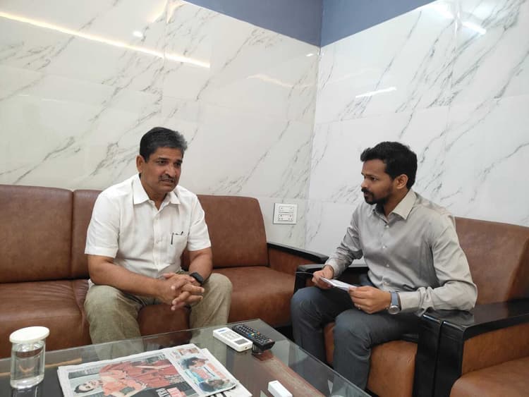 क्षेत्र की समस्याओं को लेकर डीएम से मिले सांसद