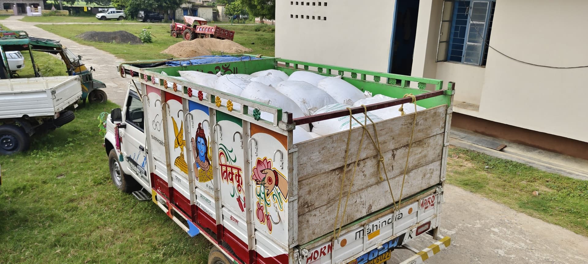 कालाबाजारी होने के संदेह में ग्रामीणों ने एक पिकअप अनाज पकड़ा