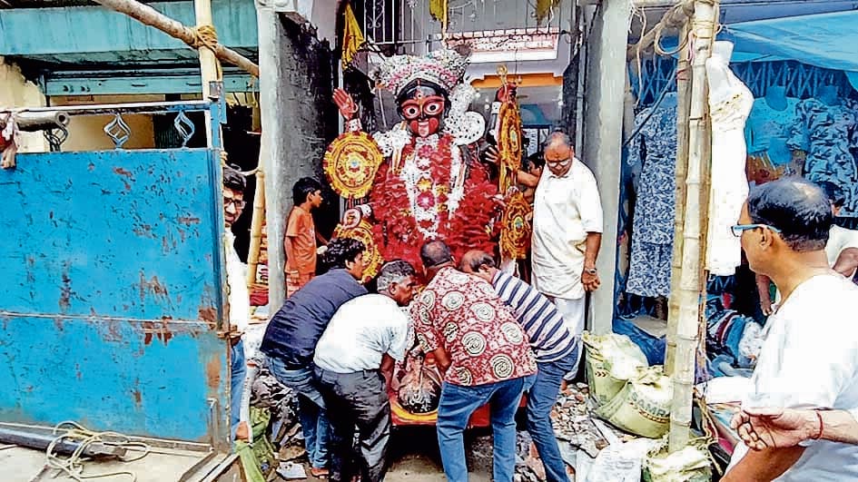रानीगंज के बड़ाबाजार स्थित ‘बड़ी काली मां’ की प्रतिमा का विसर्जन