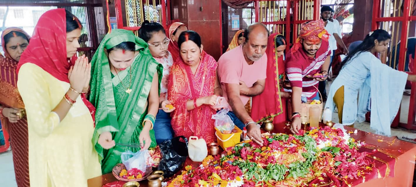 स्कंदमाता की हुई पूजा-अर्चना
