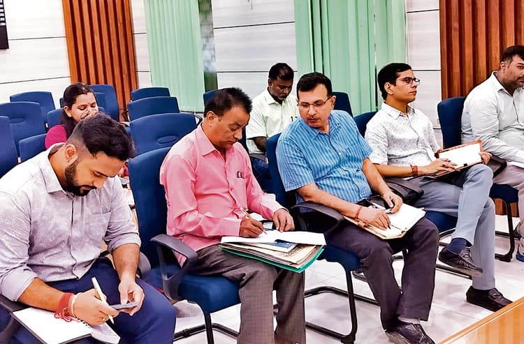 Gopalganj News : जिले में पैक्स चुनाव के लिए बनेंगे छह सौ मतदान केंद्र, मतदाता सूची नौ को प्रकाशित करने का आदेश