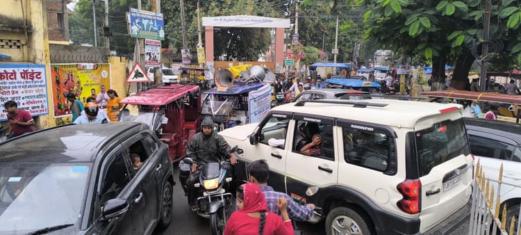 GIridih News: गिरिडीह शहर में ट्रैफिक व्यवस्था चरमरायी, जाम से अफरा-तफरी