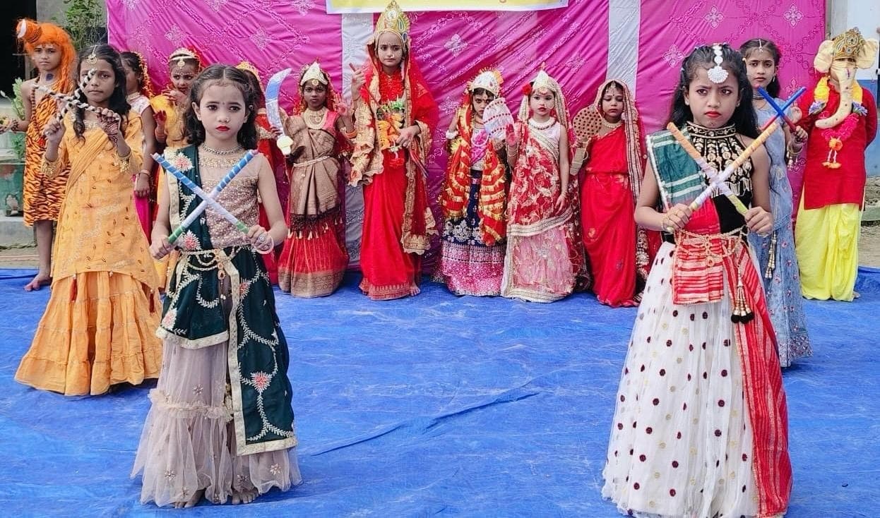 Boys and girls danced vigorously on Dandiya dance. डांडिया नृत्य पर जमकर थिरके सिटी सेंट्रल स्कूल के छात्र व छात्राएं