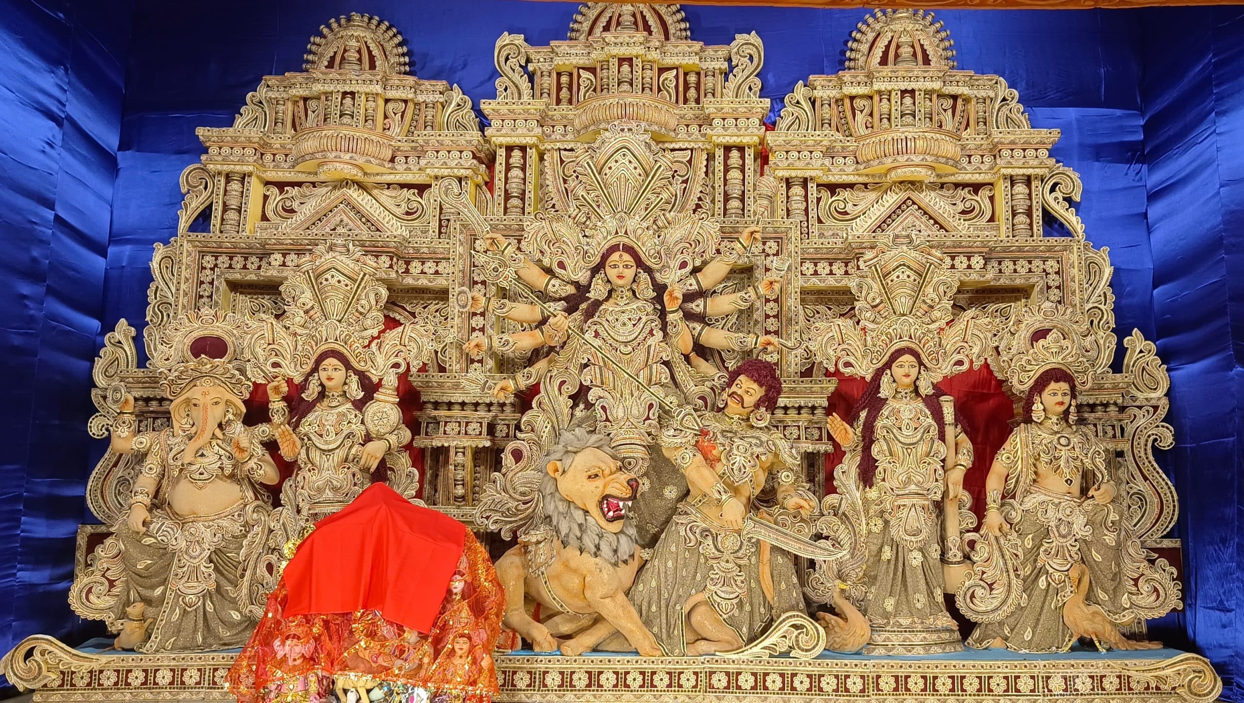 पंडालों के खुले पट, मां के दर्शन को लगी कतार