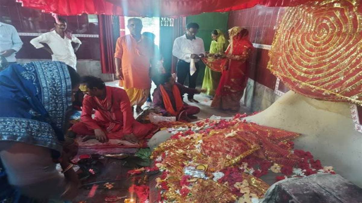 यहां देवी मां के मस्तक से गिरने वाले फूल के इंतजार में रहते हैं भक्त