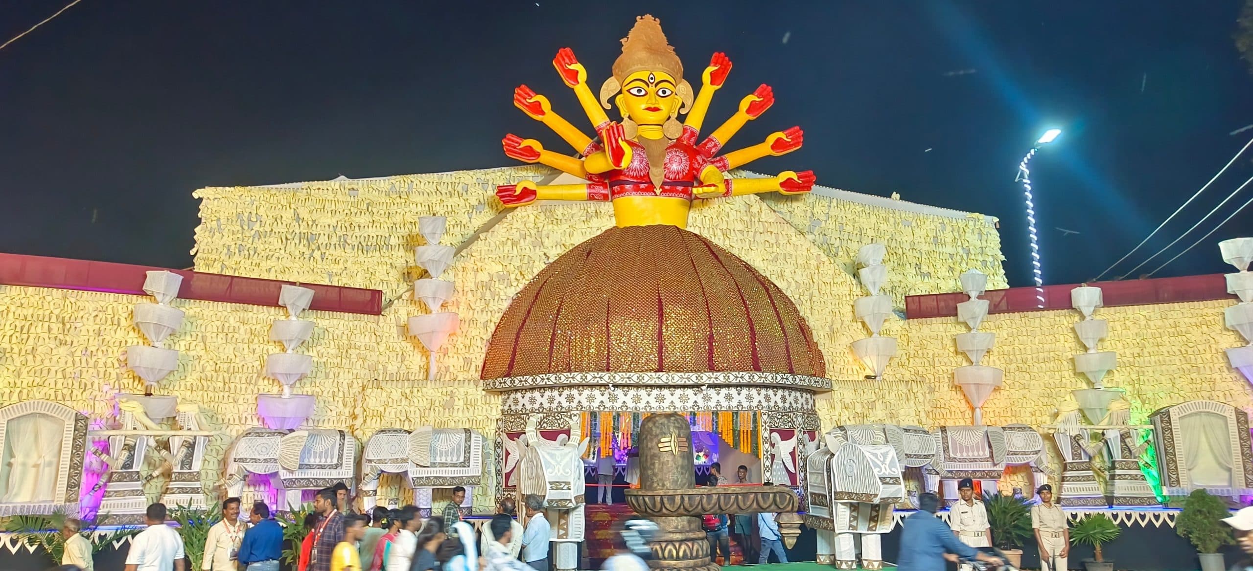 पूजा पंडाल के पट खुलते ही दर्शन को उमड़े श्रद्धालु