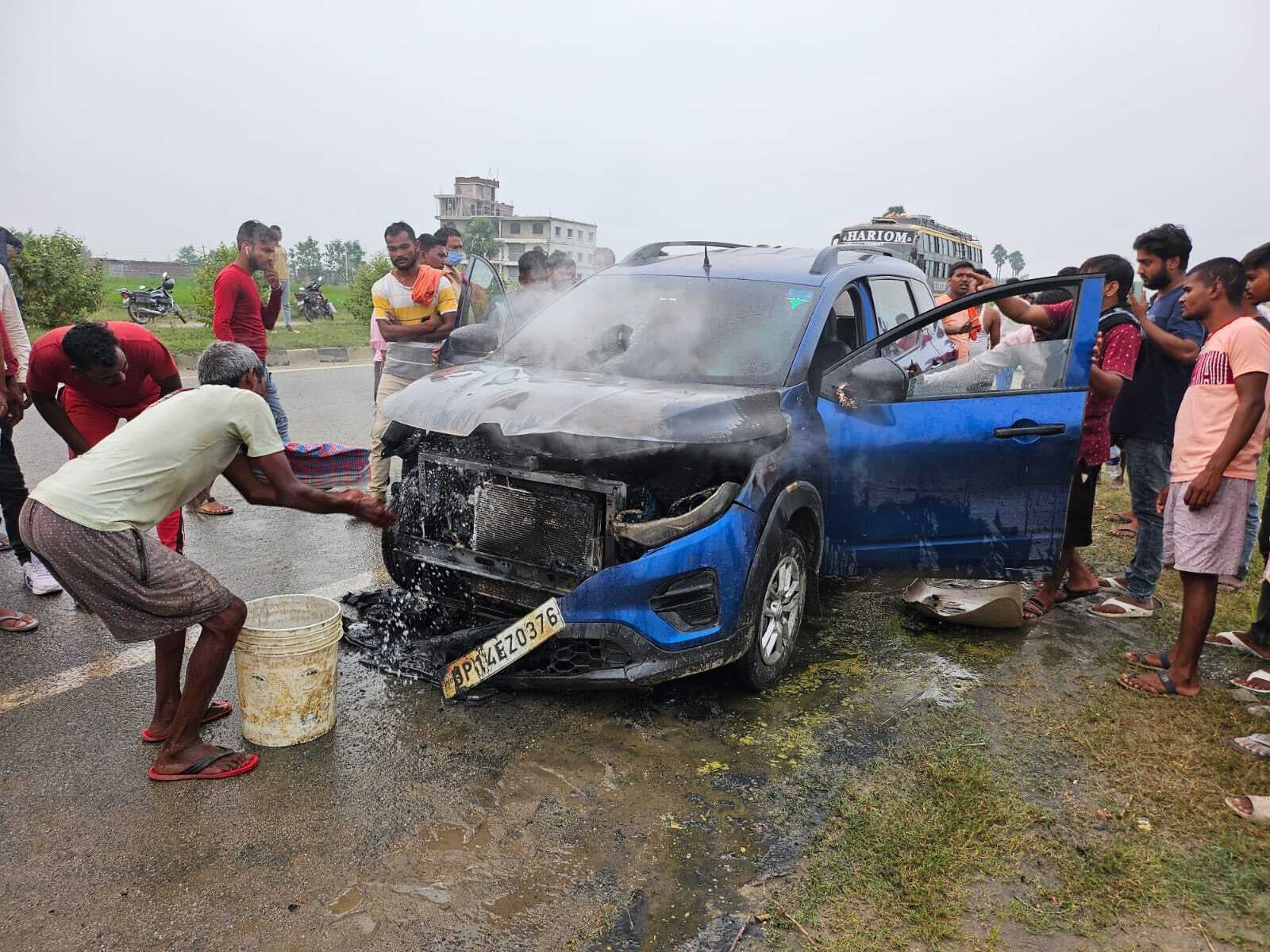 धूं-धूं कर जल गयी कार, बाल-बाल बचे सवार