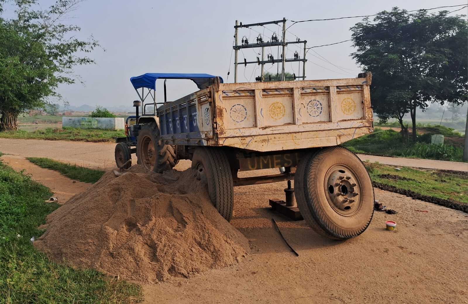 फतेहपुर में नदी घाटों से अवैध रूप से हो रही है बालू की ढुलाई