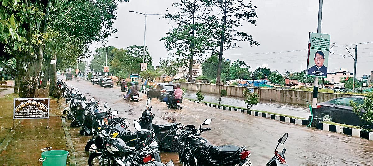 Ranchi news : एक घंटा की बारिश से सड़कों पर दो फीट तक भरा पानी