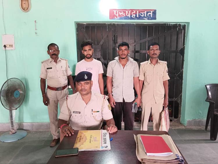 पुलिस बल पर हमला करने के मामले में दो गिरफ्तार