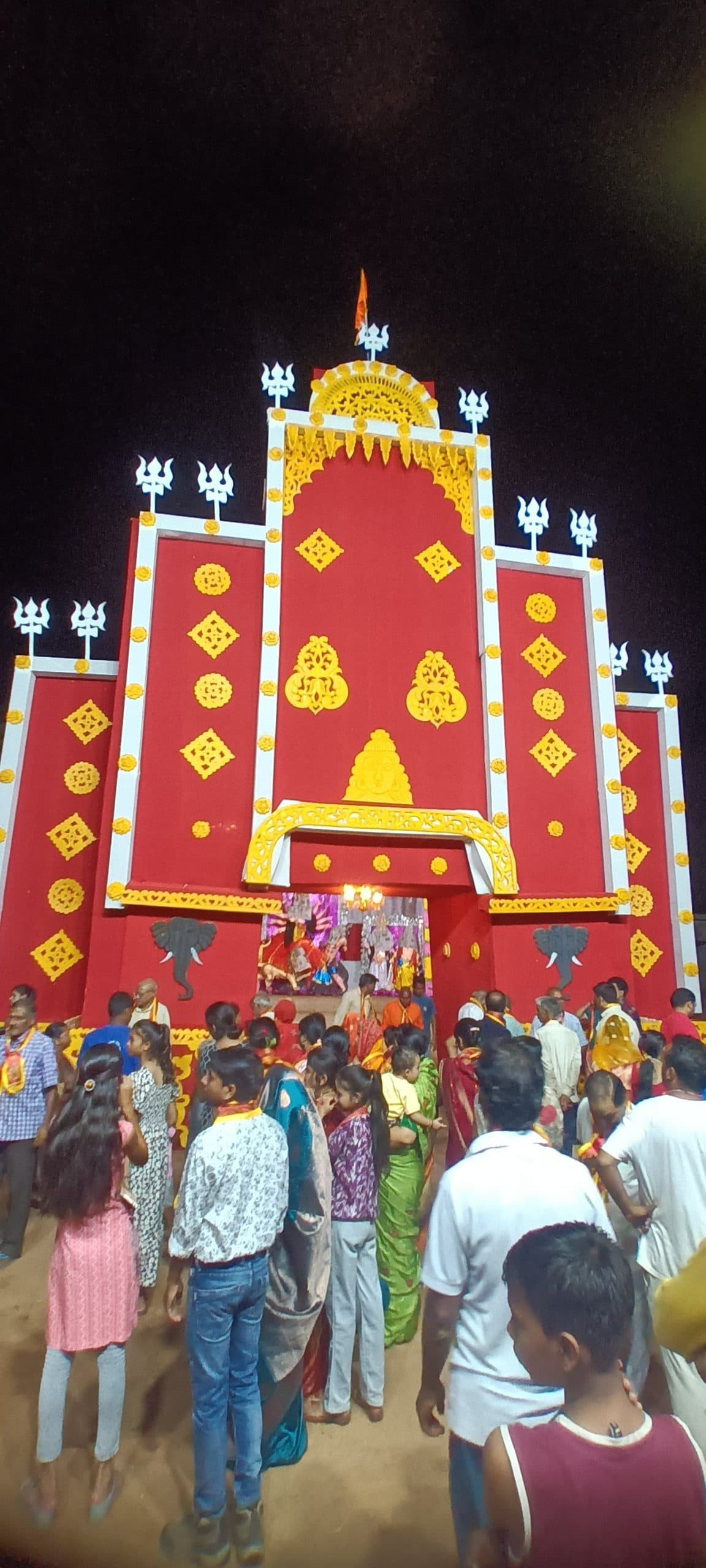पंडालों के पट खुलते ही उमड़ी श्रद्धांलुओं की भीड़