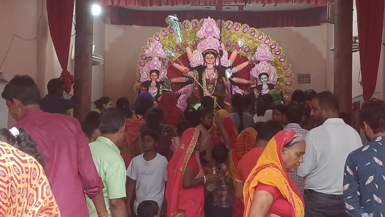 पट खुलते ही मंदिरों व पंडालों में उमड़ा आस्था का सैलाब