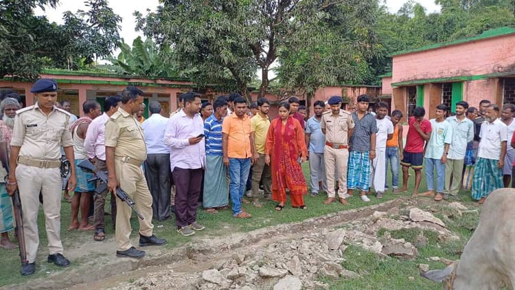 उमिव सरायकुड़ी की जमीन पर अतिक्रमण, सीओ व थानाध्यक्ष ने निर्माण कार्य पर लगायी रोक