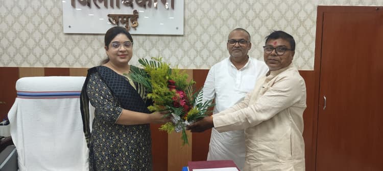 Jamui News : नप की जमीन की समस्या को लेकर डीएम से मिले नगर परिषद अध्यक्ष व उपाध्यक्ष