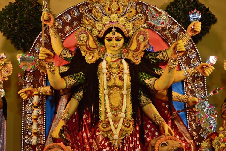 BUXAR NEWS : प्यारा सजा है तेरा द्वार भवानी, भक्तों की लगी है कतार...