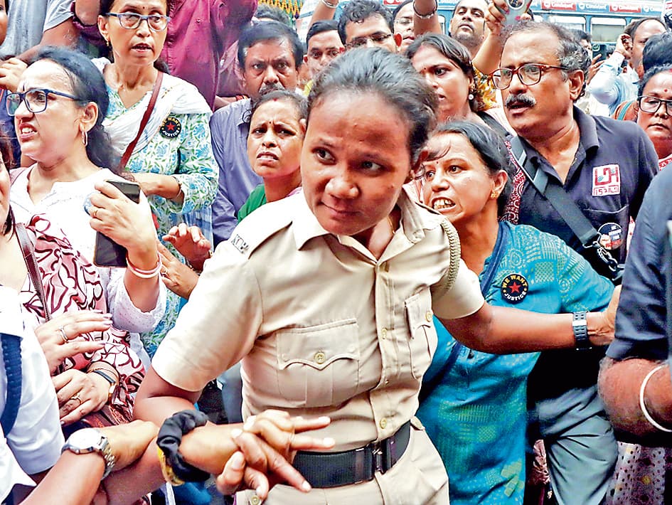 कोलकाता पुलिस पर लगा चिकित्सकों के ‘अभया परिक्रमा’ में बाधा देने का आरोप