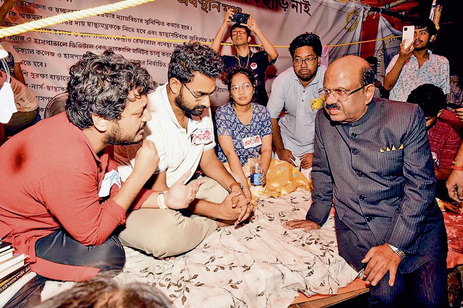 आमरण अनशन पर बैठे जूनियर डॉक्टरों से मिले राज्यपाल, हड़ताल वापस लेने का किया आग्रह