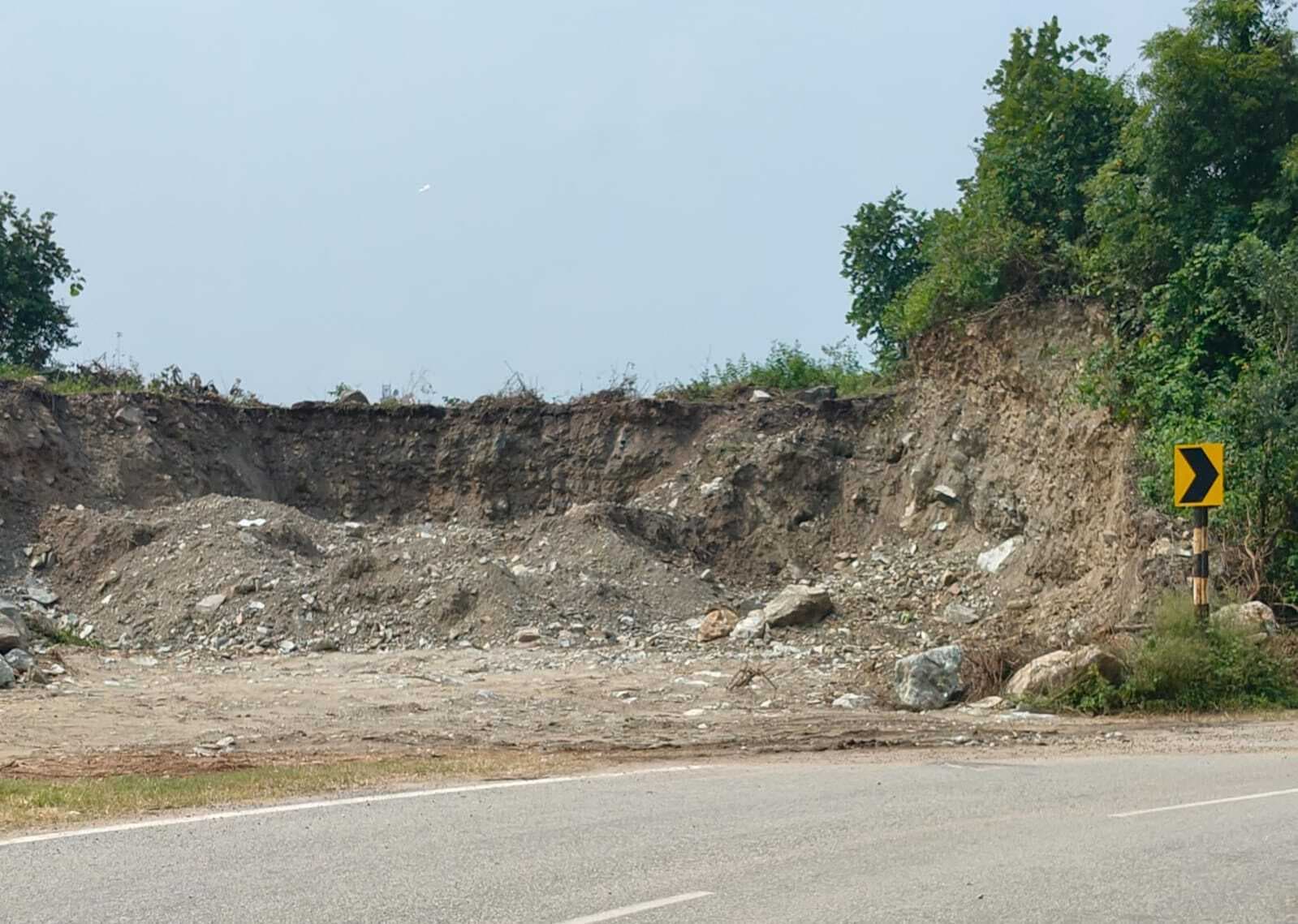 रात के अंधेरे में पहाड़ी काटकर बेच रहे तस्कर