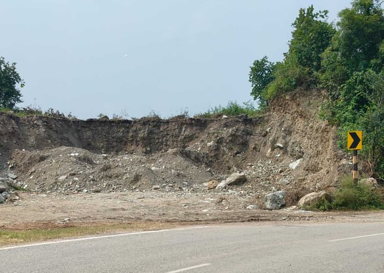 रात के अंधेरे में पहाड़ी काटकर बेच रहे तस्कर