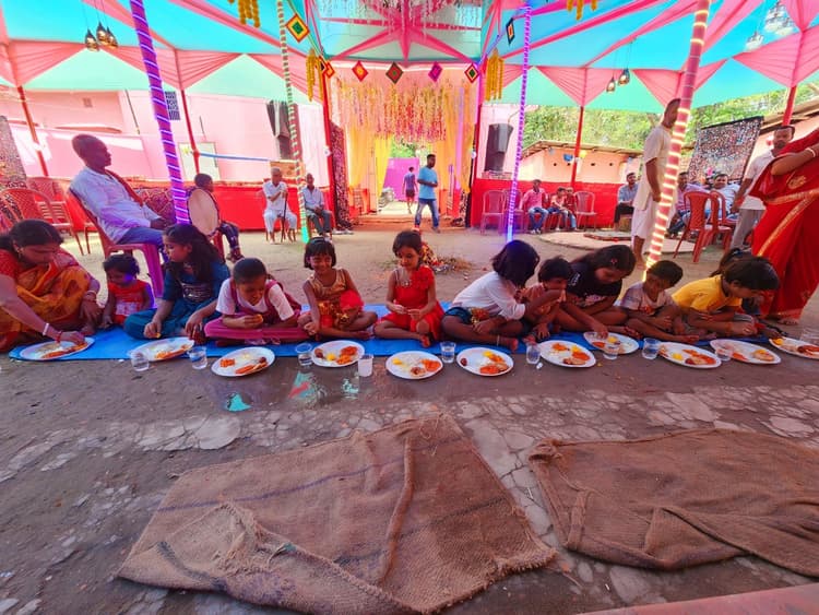 मंदिरों का पट खुलते ही भक्तों की उमड़ी भीड़