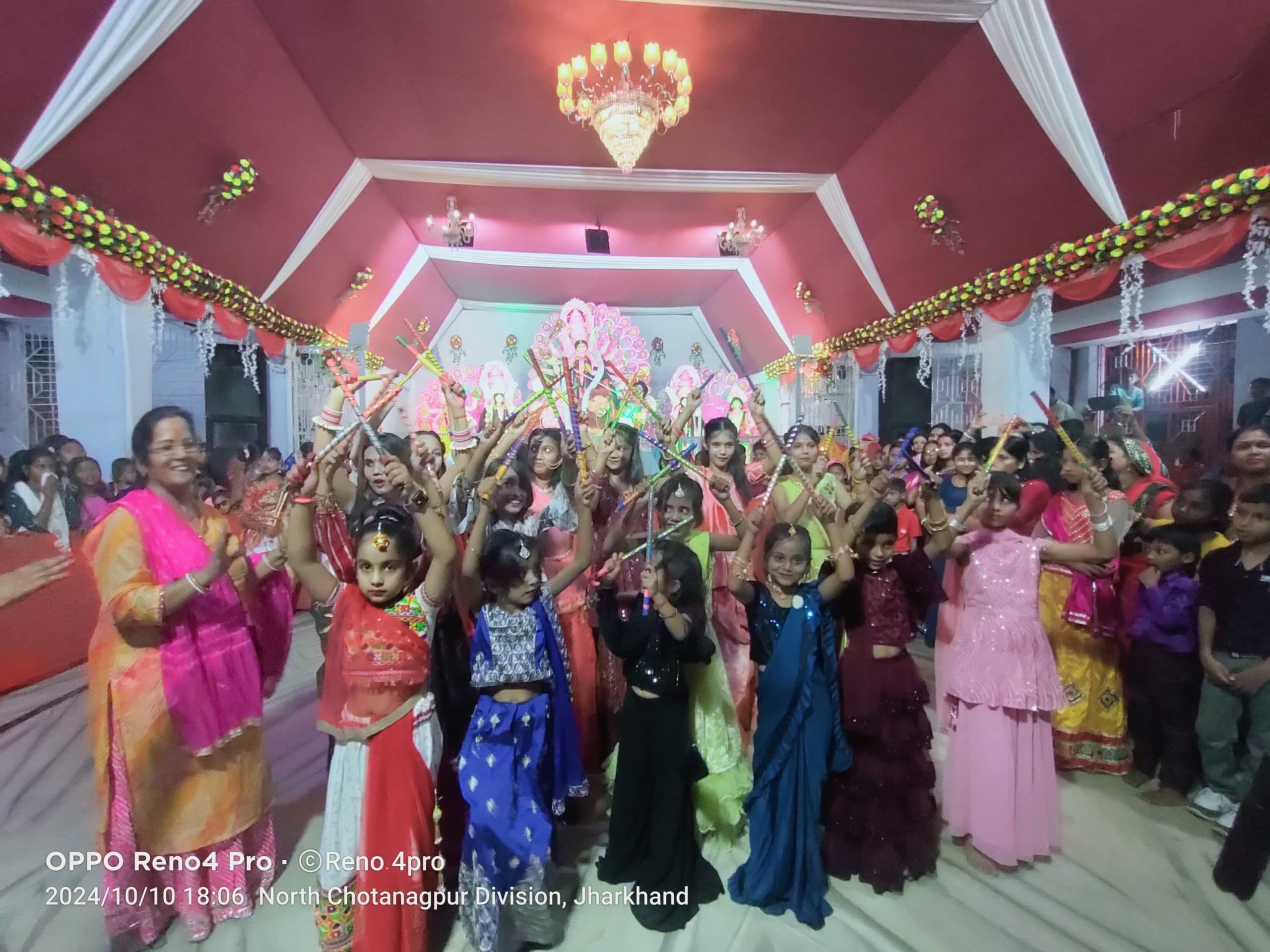 Giridih News:बनियाडीह में डांडिया उत्सव, बच्चियां व महिलाएं झूमीं