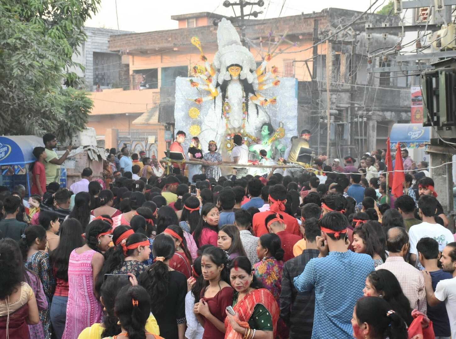 अगले वर्ष फिर आने की विनती कर नम आंखों से मां को किया विदा