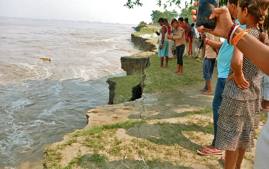 Chhapra News : गंडक नदी में कटाव जारी, उजड़ रहा है लोगों का आशियाना