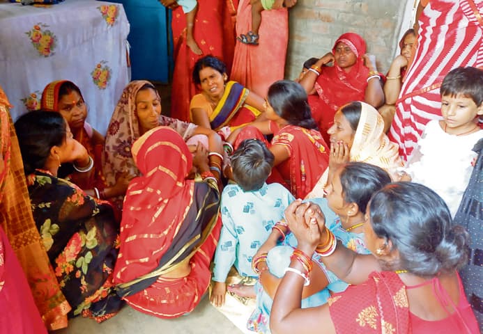 Chhapra News : ट्रैक्टर पटलने से एक युवक की मौत, आठ गंभीर रूप से जख्मी