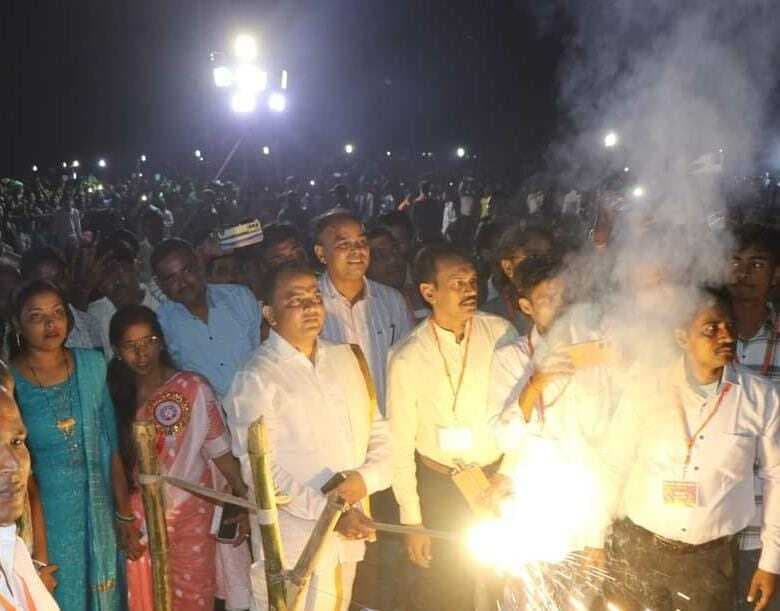 Giridih News:बगोदर स्टेडियम में रावण दाहन को देखने उमड़े लोग