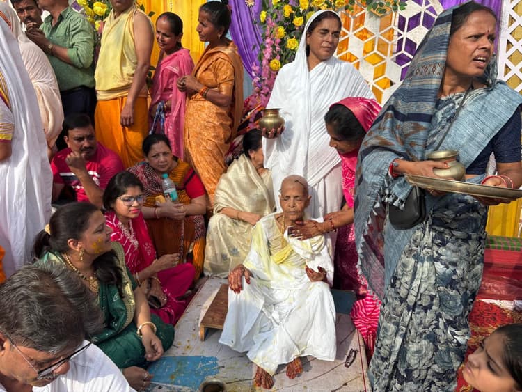 Giridih News: जैन धर्म के 13 लोगों ने दीक्षा लेकर संयम मार्ग को अपनाया