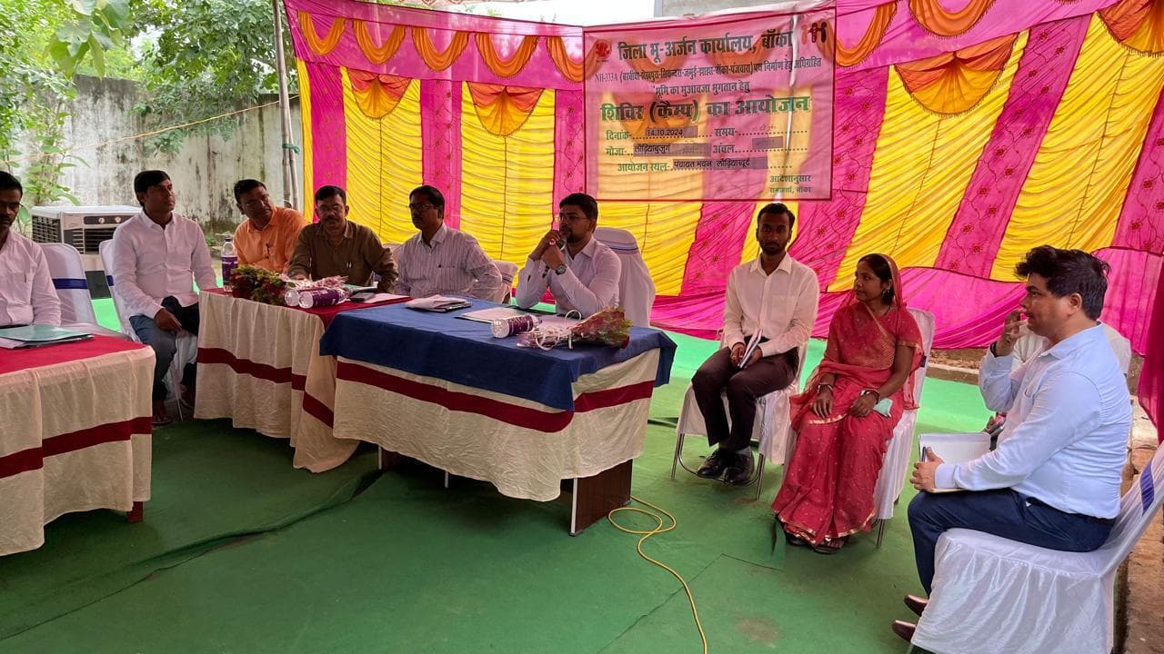 भू-धारकों को मुआवजा भुगतान के लिए लौढ़िया खुर्द पंचायत भवन में लगाया गया शिविर