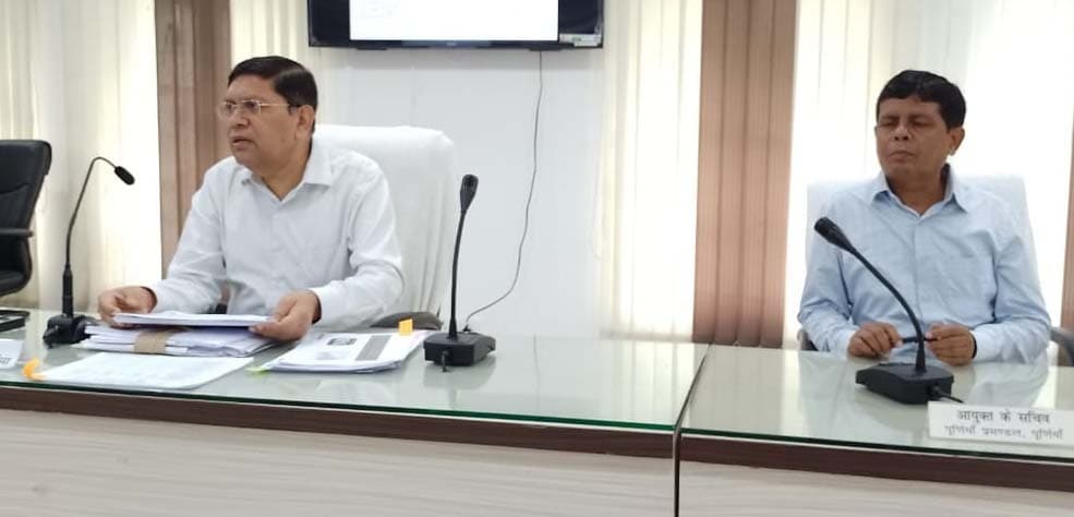 बाढ़ के दौरान क्षतिग्रस्त हुईं सड़कों को शीघ्र मरम्मत करें- आयुक्त