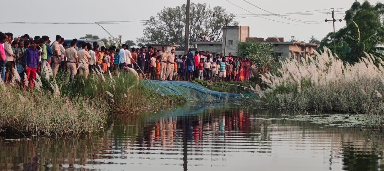 मगरमच्छ रेस्क्यू के लिए जितवारपुर पहुंची वन विभाग की टीम