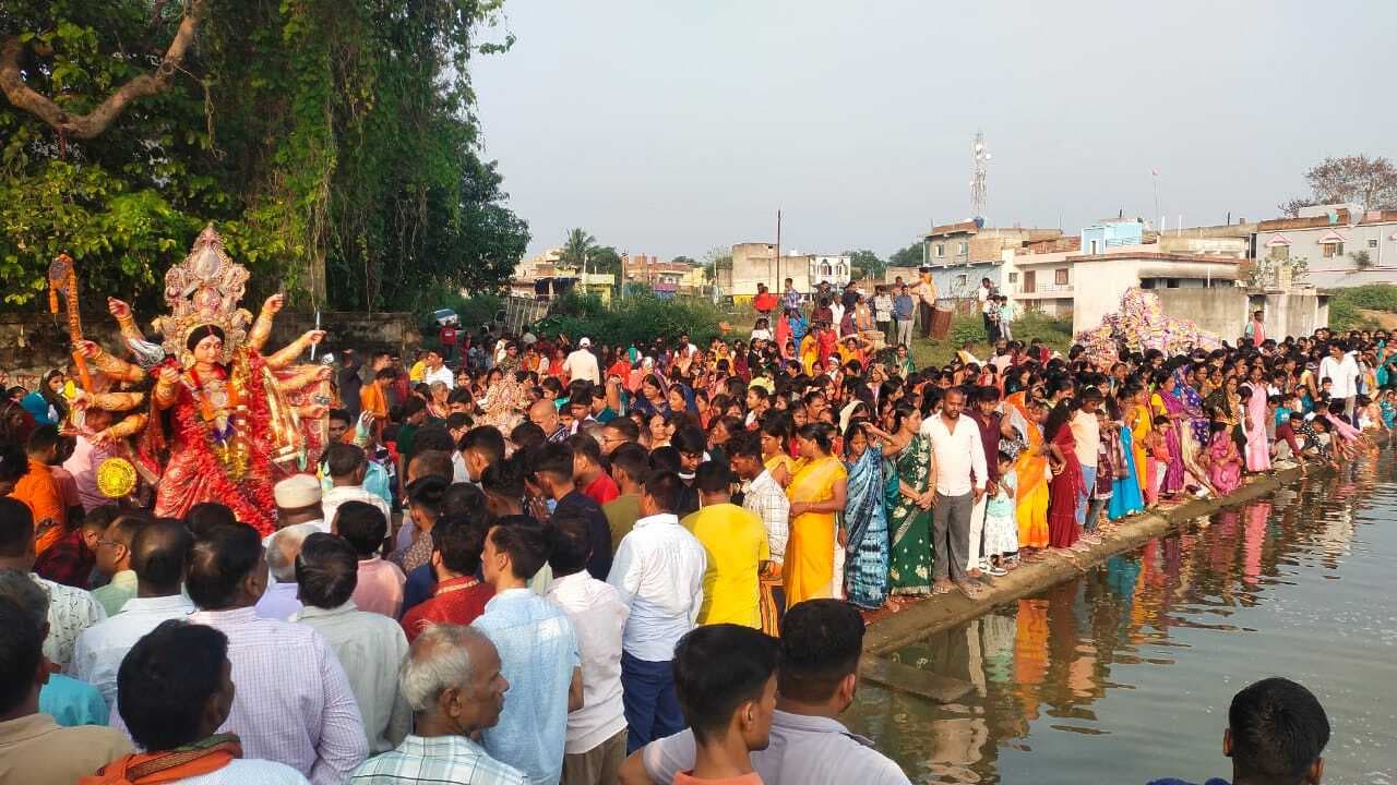 Giridih News:बेंगाबाद में विसर्जन में उमड़े श्रद्धालु