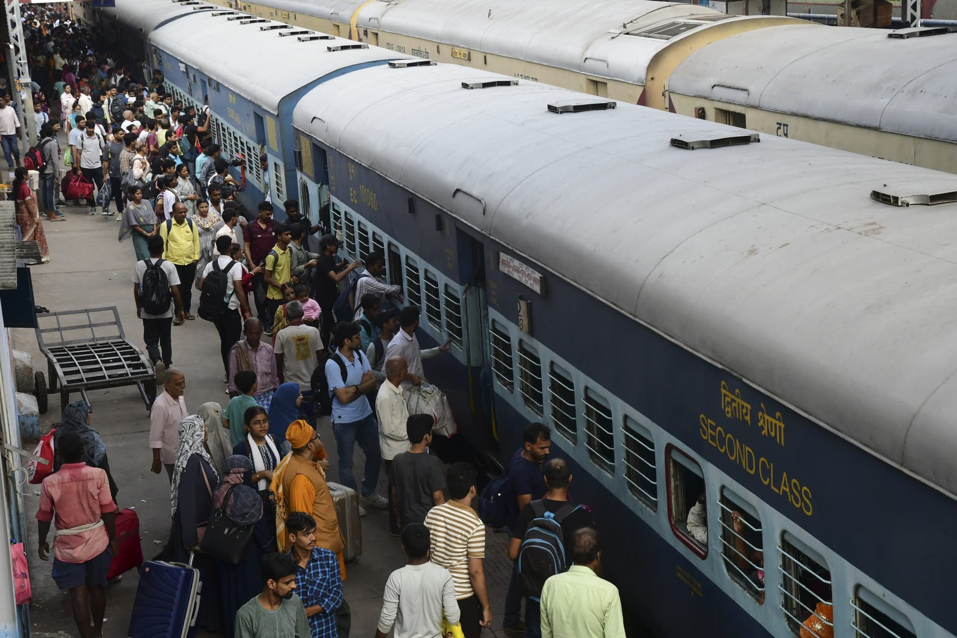 दुर्गा पूजा के बाद ट्रेनों में भारी भीड़, खड़े होकर गये यात्री