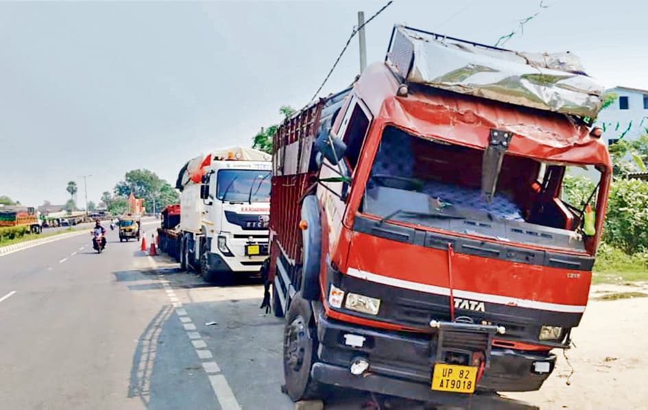 Gopalganj News : मांझा में एनएच पर दो ट्रकों की टक्कर में यूपी के खलासी की मौत, दो जख्मी