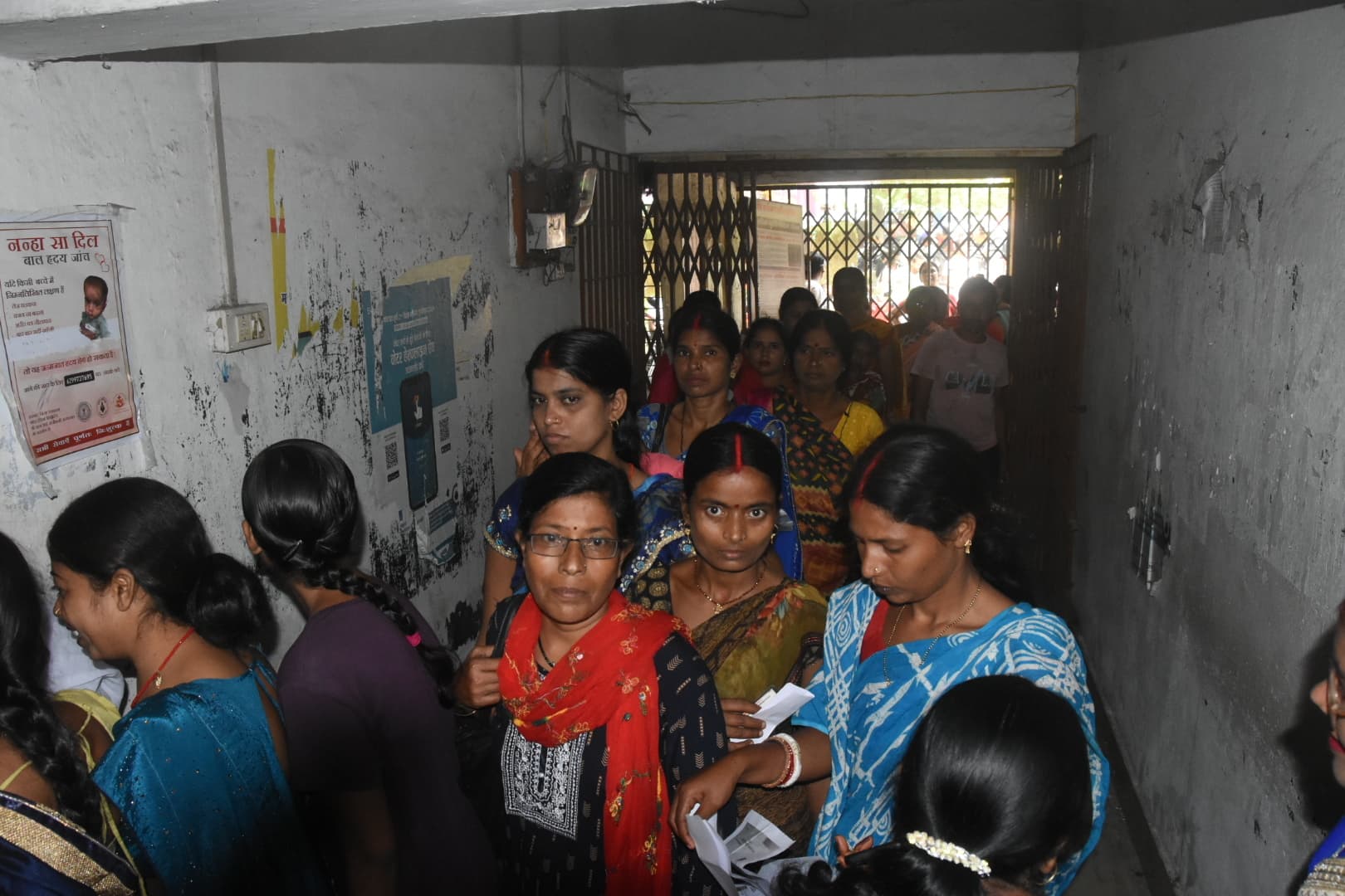 DHANBAD NEWS : कार्यालय का चक्कर लगा रहीं मंईयां सम्मान योजना की राशि से वंचित महिलाएं