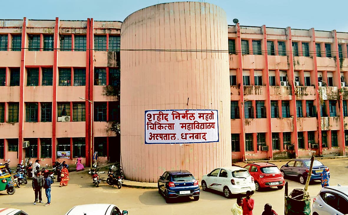 DHANBAD NEWS : एसएनएमएमसीएच प्रबंधन ने हाइट्स कंपनी से उपकरण लेने से किया इनकार