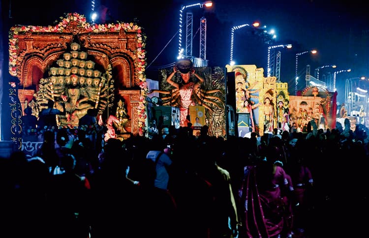 रेड रोड पर पूजा कार्निवल में देवी प्रतिमाओं के हुए दर्शन