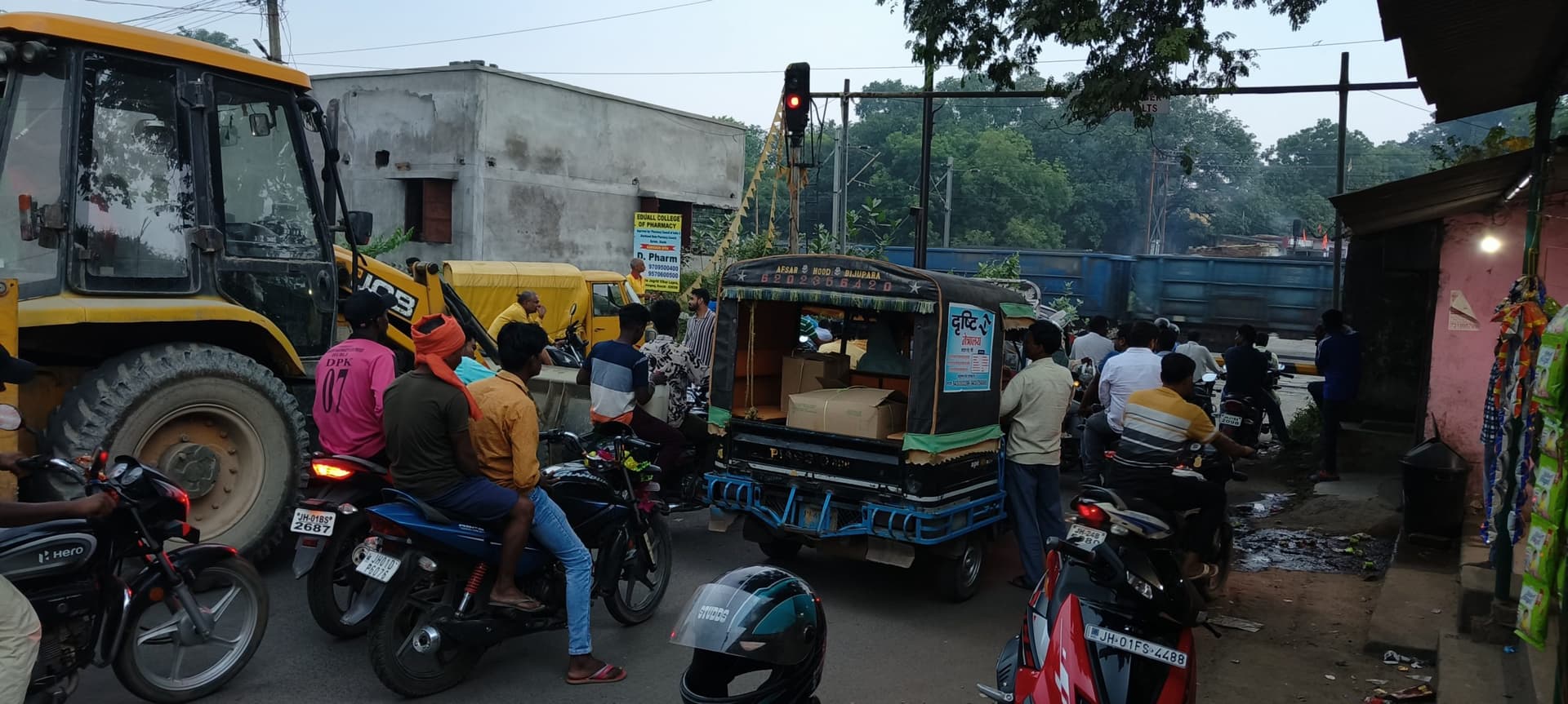 रेलवे फाटक के पास ओवरब्रिज नहीं होने से राहगीर परेशान