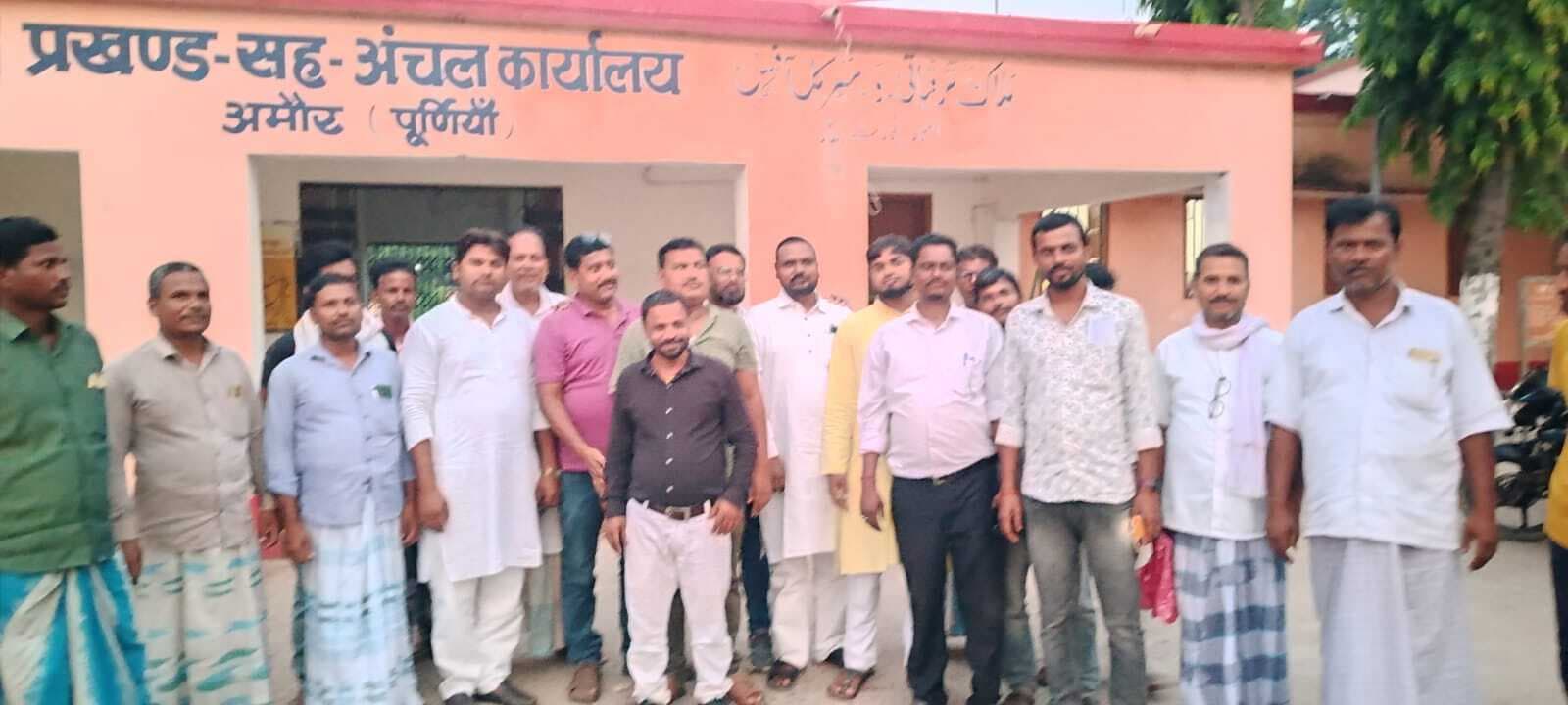 राहत कार्यों में बरती गयी लापरवाही के विरोध में पंचायत जनप्रतिनिधियों ने किया प्रदर्शन