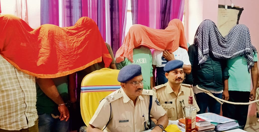 Gaya News : जुए के अड्डे पर हुई छापेमारी में नौ गिरफ्तार, 2.78 लाख रुपये जब्त