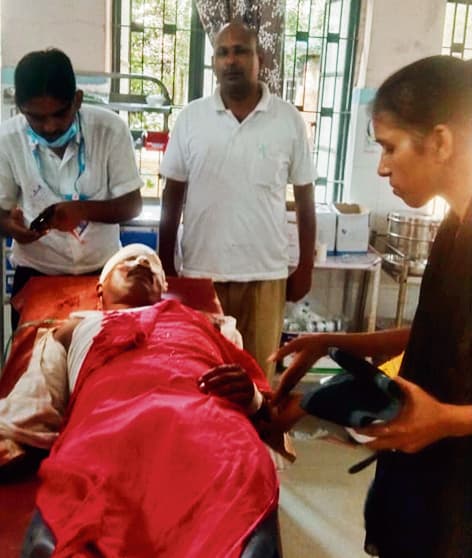 Buxar News : ट्रेन से गिरे यात्री को आरपीएफ ने पहुंचाया अस्पताल