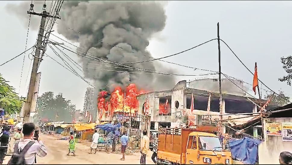 Ranchi News : खादगढ़ा सब्जी मंडी में लगी आग, देखते-देखते जल कर राख हो गये सामान