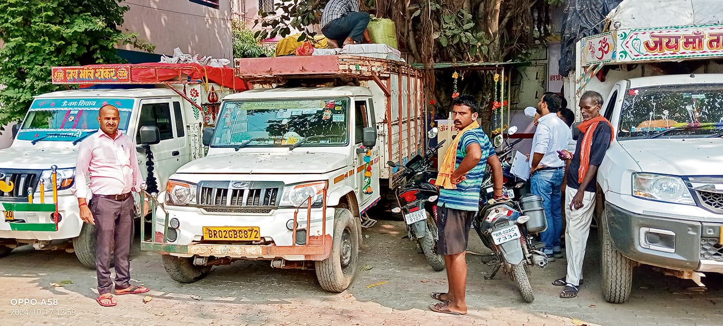 Gaya News : सेल्स टैक्स की छापेमारी में बिना कागजात सामान लदे 35 वाहन किये गये जब्त