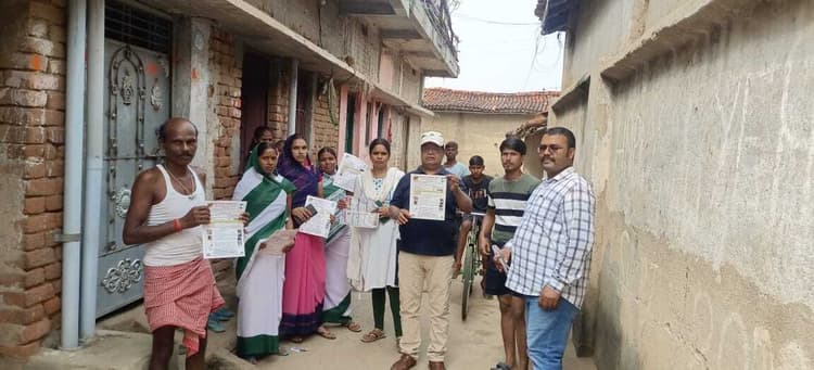 एमएफ सर्वे टीम ने ग्रामीणों को रक्त पट्ट संग्रह के लिए किया प्रेरित, फाइलेरिया से बचाव की दी जानकारी