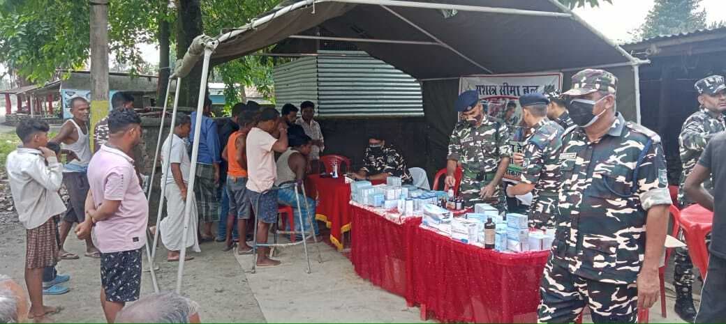भारत- नेपाल सीमावर्ती क्षेत्र में निःशुल्क चिकित्सा शिविर का एसएसबी ने किया आयोजन