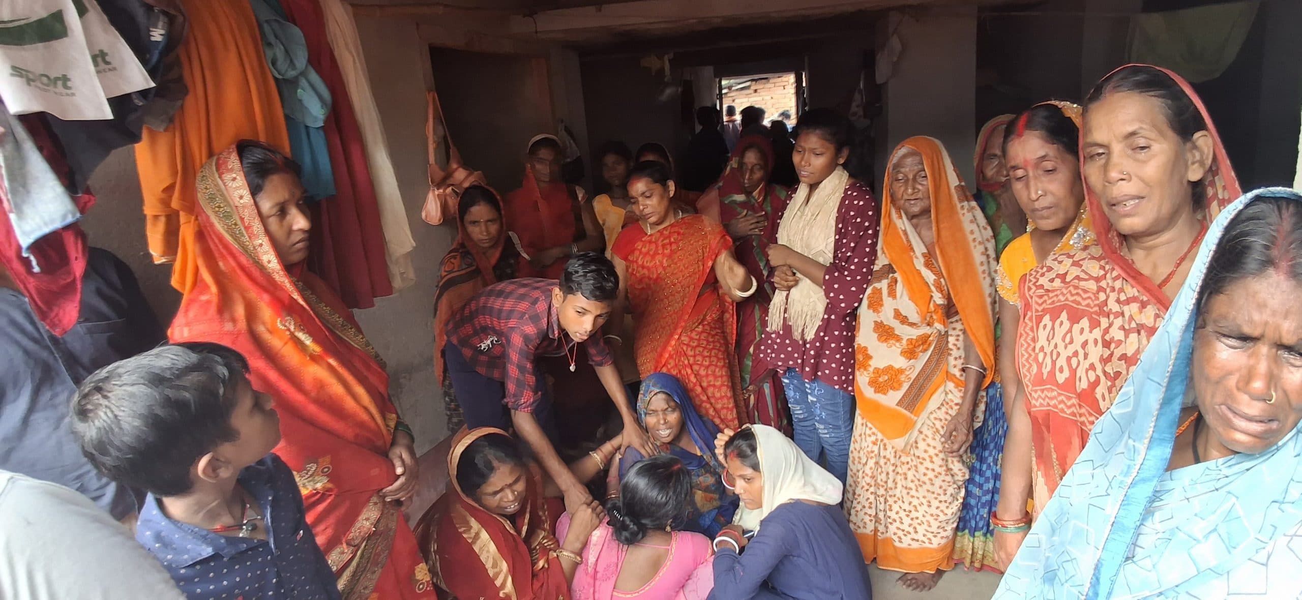 ट्रैक्टर चालक का शव गांव पहुंचते ही उमड़ी भीड़, परिजनों के चीख व पुकार से नम हुई आंखें