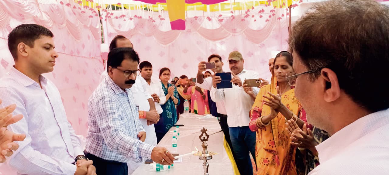 मुख्यमंत्री की दूरगामी सोच ने महिलाओं को बढ़ाया आगे : डीएम