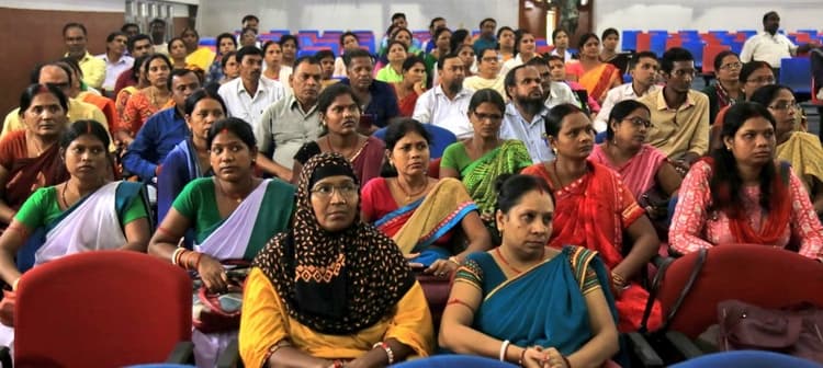 BOKARO NEWS: मतदान प्रतिशत बढ़ाने में बीएलओ की भूमिका अहम :डीइओ